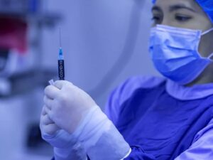 Artikel Balasan: Vaksinasi Berdasarkan Domisili KTP Itu karena Nakes Terbatas, bukan Dipersulit, Bro!