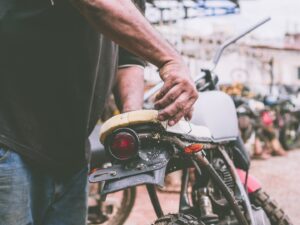 Para Montir di Bengkel Motor Seharusnya Bersyukur Masih Ada Orang Goblok seperti Saya