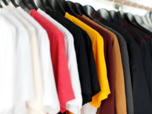 Baju Polos Adalah Pilihan Terbaik Saat Bingung Pilih Baju