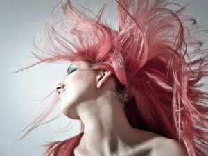 Melihat Kerja Keras di Balik Rambut Warna-warni Bias
