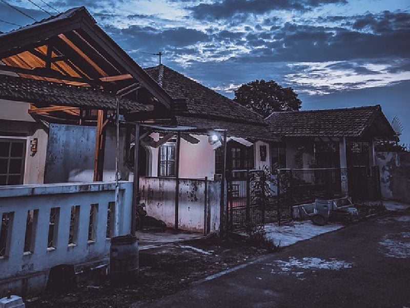 Suka Duka Rumah Generasi Milenial di Kabupaten, Jalanan Berlubang hingga Defisit Tempat Hedon terminal mojok