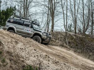 Warganet Jangan Marah, Memang Sudah Kewajiban Pengendara Pajero untuk Berlaku Arogan!