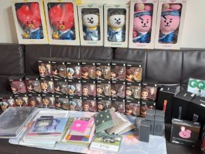Menerka Alasan para Fans K-Pop Sangat Royal Saat Beli Merchandise Idolanya