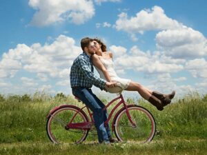 Adegan Romantis di Film yang Sebenarnya Nggak Romantis-romantis Amat di Dunia Nyata