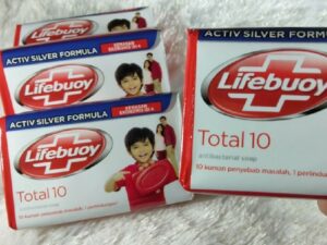 Lifebuoy Merah: Sabun yang Dituduh Punya Bau Nggak Enak dan Bikin Apek