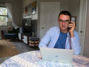 Kandidat yang Berbisik dan Tanya Jawaban ke Orang Lain Saat Interview Online, Maunya Apa, sih?