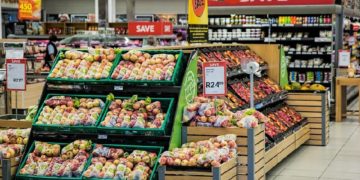 4 Hal yang Perlu Diperhatikan Para Istri Sebelum Menyuruh Suami Berbelanja terminal mojok