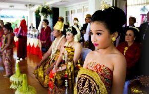 Dulu, Seorang Anak Perempuan Dinilai Cantik Jika Pernah Menjadi Pengapit Manten