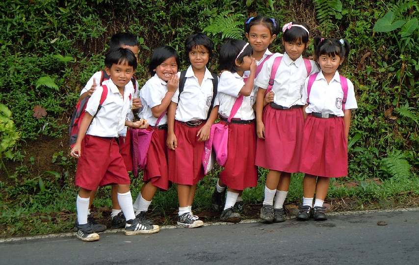 Menangis Saat Mengerjakan Tugas Sudah Jadi Tradisi Anak Sekolah di Indonesia terminal mojok