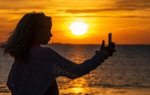 Berat Rasanya Menjadi Selfiephobia, Buka Kamera Saja Sudah Berkeringat