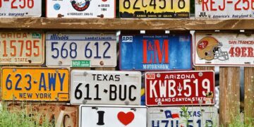 3 Privilese Kendaraan Pelat Merah yang Nggak Bisa Didapatkan Kendaraan Mewah