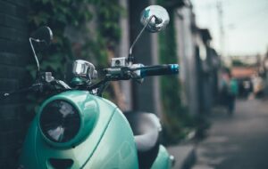 Dear, Orang Tua: Please Banget, Jangan Bonceng Anak Naik Motor dengan Posisi Berdiri, Bahaya!