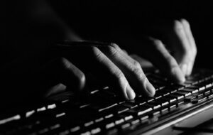 Membedah Perbedaan Editor Naskah di Luar Negeri dan Indonesia