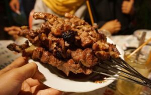 Mempertanyakan Nama Warung Makan yang Identik dengan Gender Tertentu