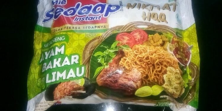 Mie Sedaap Goreng Ayam Bakar Jeruk Limau_ Ayam Bakarnya Kurang Berasa, Jeruk Limaunya Nampol terminal mojok