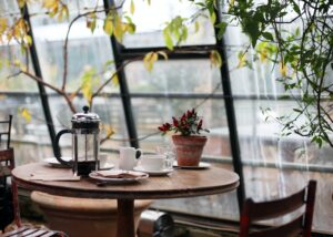 Ngopi Itu Enaknya Pagi, tapi Coffee Shop Malah Buka Jam 9!