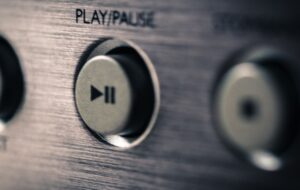14 Lagu Hits Era 2000-an yang Wajib Masuk Playlist Kalian