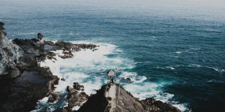 Kabel Indihome Terputus: Ini Tanggapan Kerajaan Gaib Laut Selatan dan Utara terminal mojok.co