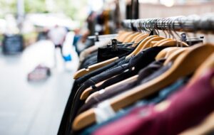Dilema Saya Saat Ingin Membeli Merchandise Kampus