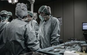 Nunggu Pasien Operasi Ternyata Nggak Sedramatis Adegan di Hospital Playlist