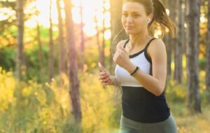 Joging Sambil Pakai Headset, Pengin Sehat Atau Celaka?