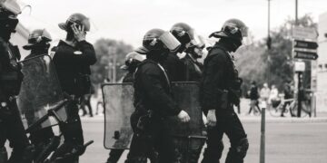 Quo Vadis Hak Privasi: Dari Mental Kerumunan Polisi Sampai Bebas Geledah Modal Asumsi terminal mojok.co