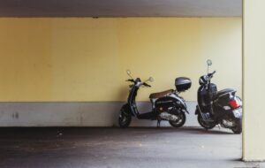Polemik Tukang Parkir: Dibenci Netizen, Pemutar Ekonomi Bawah, dan Bisnis Mafia di Baliknya