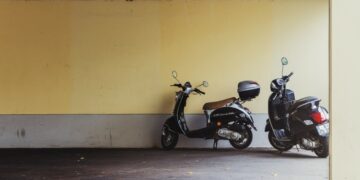 Polemik Tukang Parkir: Dibenci Netizen, Pemutar Ekonomi Bawah, dan Bisnis Mafia di Baliknya terminal mojok.co