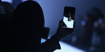 Kamera Ponsel Jepang Wajib Ada Bunyi Cekrek-nya dan Ini Alasannya terminal mojok.co