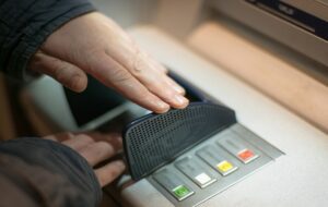 Dear Jajaran Direksi Bank, Kami Butuh Lebih Banyak ATM 20 Ribuan!