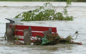 Banjir Kota Batu dan Twit Bu Menteri Adalah Bukti Kampanye Menjaga Lingkungan Dimulai dari Diri Sendiri Itu Bullshit