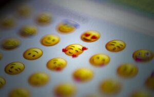 Membela Orang yang Chattingan Tanpa Emoji