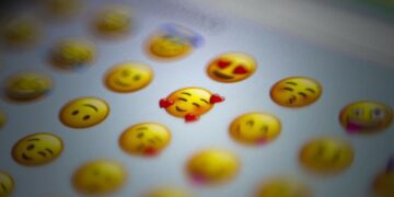 Membela Orang yang Chattingan Tanpa Emoji terminal mojok
