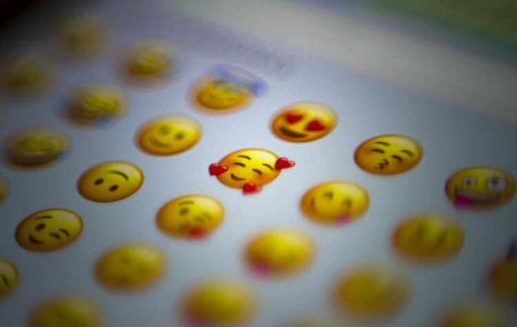 Membela Orang yang Chattingan Tanpa Emoji terminal mojok