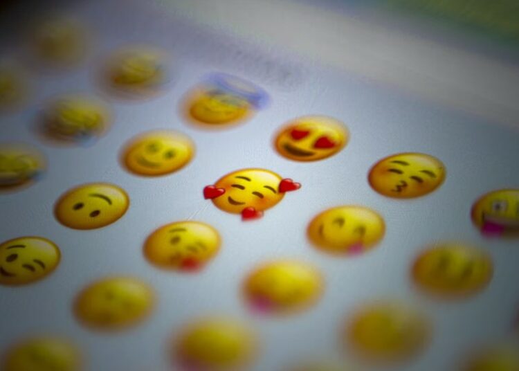Membela Orang yang Chattingan Tanpa Emoji terminal mojok