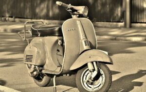 Mereka yang Setia Mengendarai Vespa Tua Adalah Orang Kuat dan Saya Gagal Mengikutinya