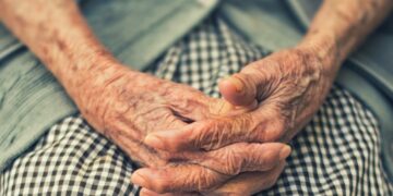 Ms Glow, Bu Trimah, dan Panti Jompo terminal mojok.co