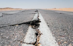 Berbagai Alasan Aspal Jalan di Indonesia Nggak Pernah Mulus