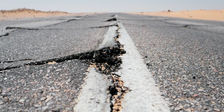 Berbagai Alasan Aspal Jalan di Indonesia Nggak Pernah Mulus terminal mojok.co