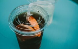 Saya Resah pada Coffee Shop yang Ngasih Cup Plastik Saat Dine In