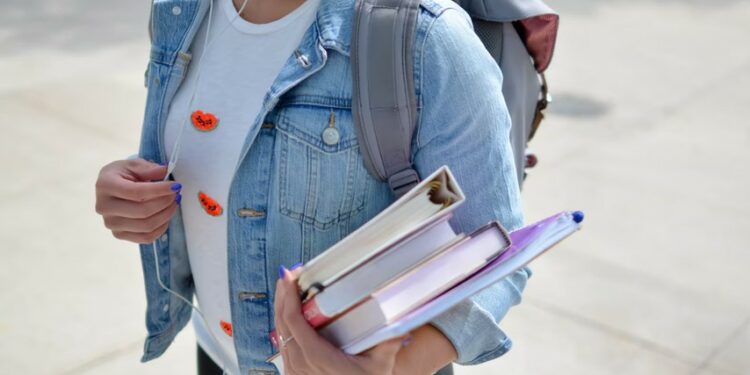 4 Hal Nggak Enaknya Jadi Mahasiswa Nglaju terminal mojok