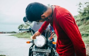 Nggak Usah Sok-sokan Cuci Motor Sendiri kalau Cuma Bikin Jalan Jadi Becek!