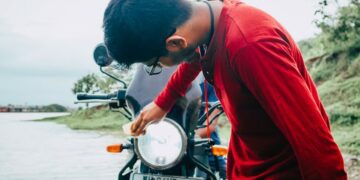 Nggak Usah Sok-sokan Cuci Motor Sendiri kalau Cuma Bikin Jalan Jadi Becek! terminal mojok