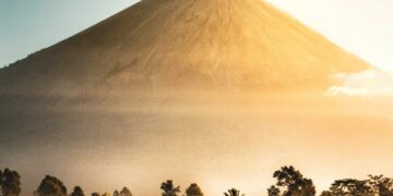 Poster Duka Bencana Alam Harus Bebas Wajah Politikus dan Tokoh Masyarakat terminal mojok.co