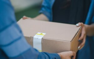 6 Alasan Orang Kirim Paket ke Kantor, Bukan ke Rumah Sendiri