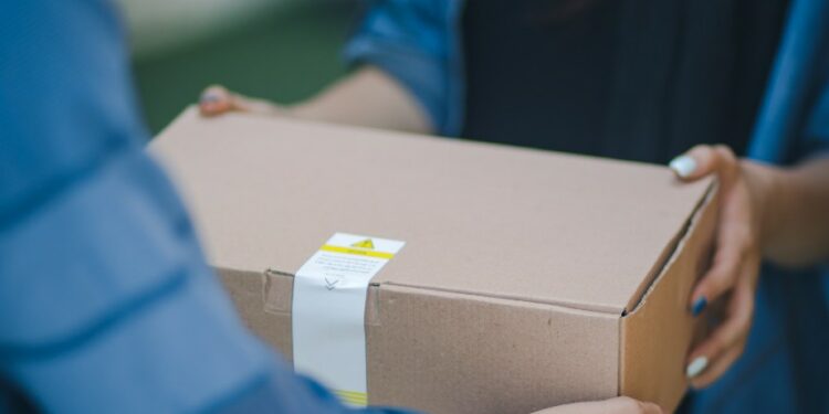 6 Alasan Orang Kirim Paket ke Kantor, Bukan ke Rumah Sendiri terminal mojok.co