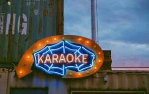 15 Lagu Bahasa Inggris yang Asyik Buat Karaoke Rame-rame