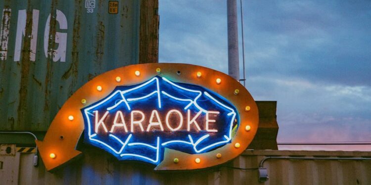 15 Lagu Bahasa Inggris yang Asyik Buat Karaoke Rame-rame Terminal Mojok