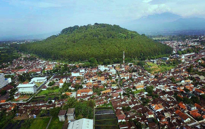 Gunung Tidar: Paku Pulau Jawa sekaligus Tempat Nongkrong Nobita