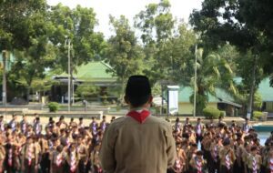 Kemah di Halaman Sekolah dan Hal-hal yang Tidak Saya Mengerti dari Pramuka